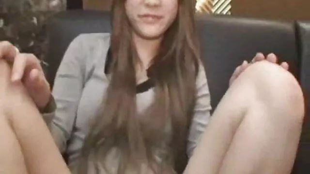 Amy cum porno x el ano manchado sofá de fundición