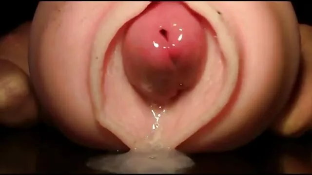 MILF caliente en sujetador rojo sopla a follando a mi prima por el ano dos chicos y es analizada en un sofá de cuero marrón