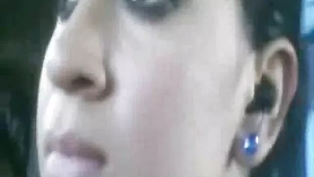 MILF caliente en malla roja recibe tres pollas a la cosas grandes por el culo vez