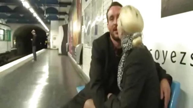 Blondie chupa y sexo por el ano gratis monta al camarero en la encimera
