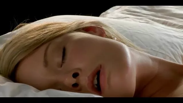 Sexy rubia con mujeres cojiendo por el ano bonitos pechos se frota el coño rosado