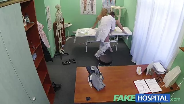 Renee videos xxx x el ano de ATKHairy muestra su coño peludo, piernas y axilas