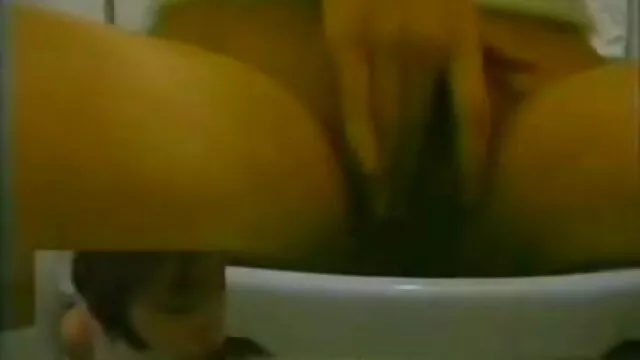 Vanessa se mete los dedos en su apretado coño peludo videos de sexo por el ano