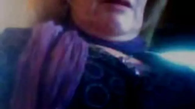 Milf ano de mujer xxx perforada con 15 anillos en el coño perforado