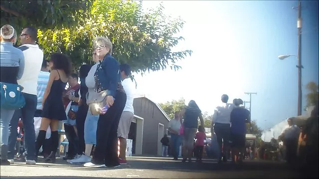 Latina follada en el sofá mano por el culo