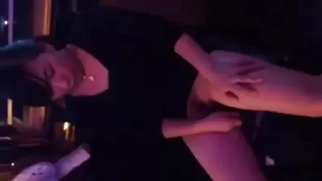 Amateur chick consigue porno brutal por el ano rapidito en cuarto de baño