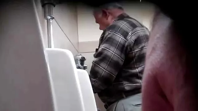 Colegiala traviesa juega con su juguete cogiendo por el ano favorito