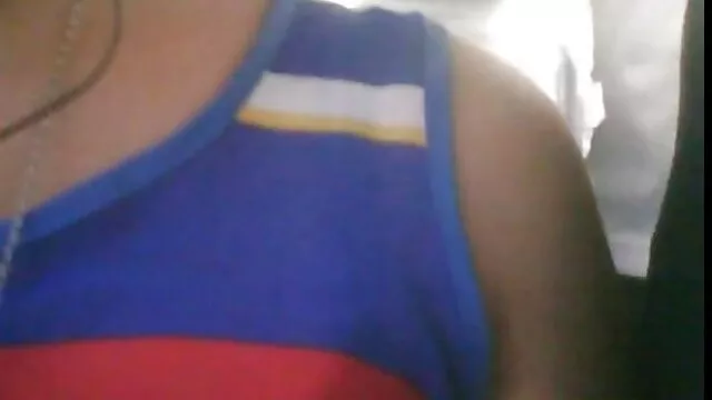Masturbándose en la cocina por el culo duele mucho